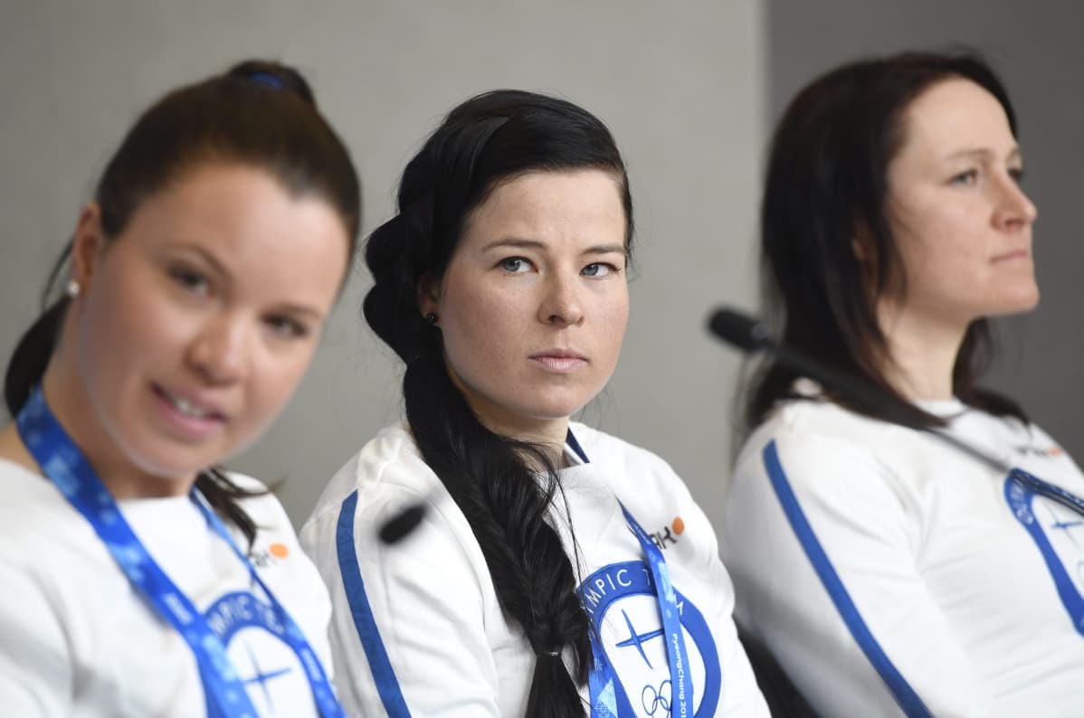 Kerttu Niskanen (vas.), Krista Pärmäkoski ja Aino-Kaisa Saarinen.