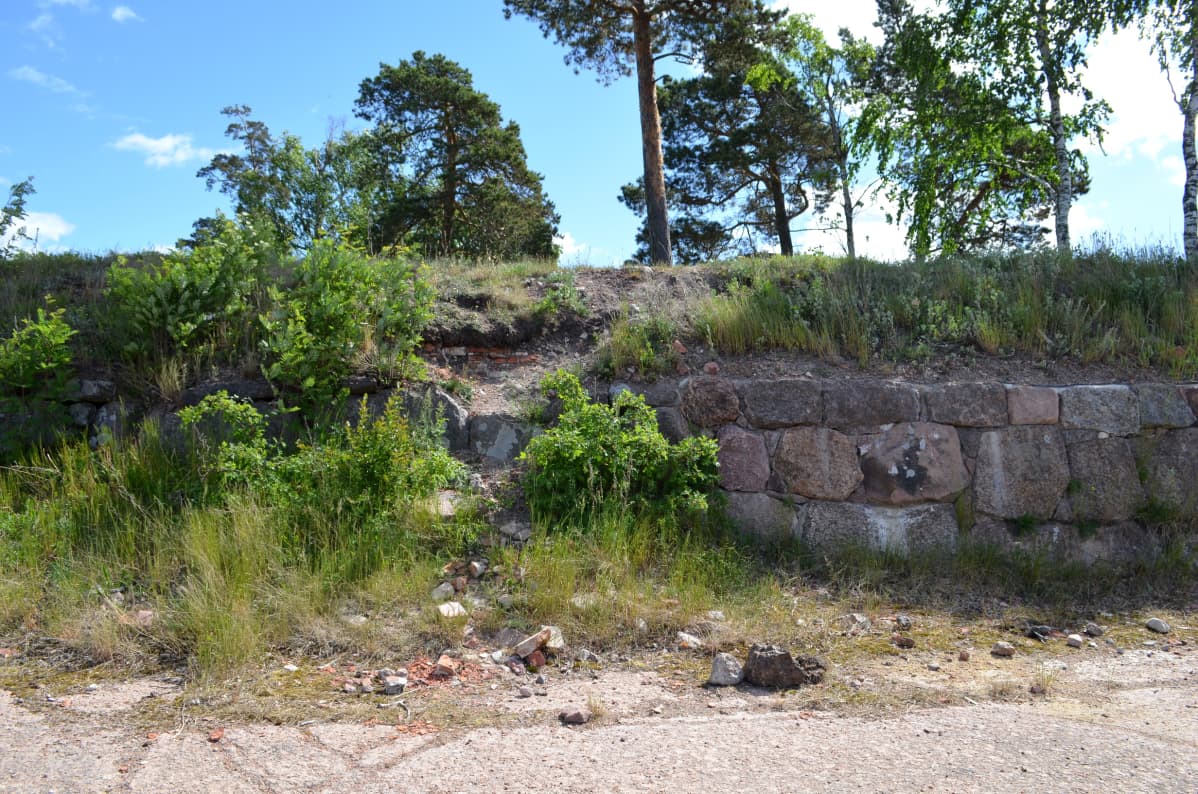 Vasemmalla kunnostamatonta, muotonsa menettänyttä muuria. Oikealla kunnostettu, ryhdikkäämpi muuri.
