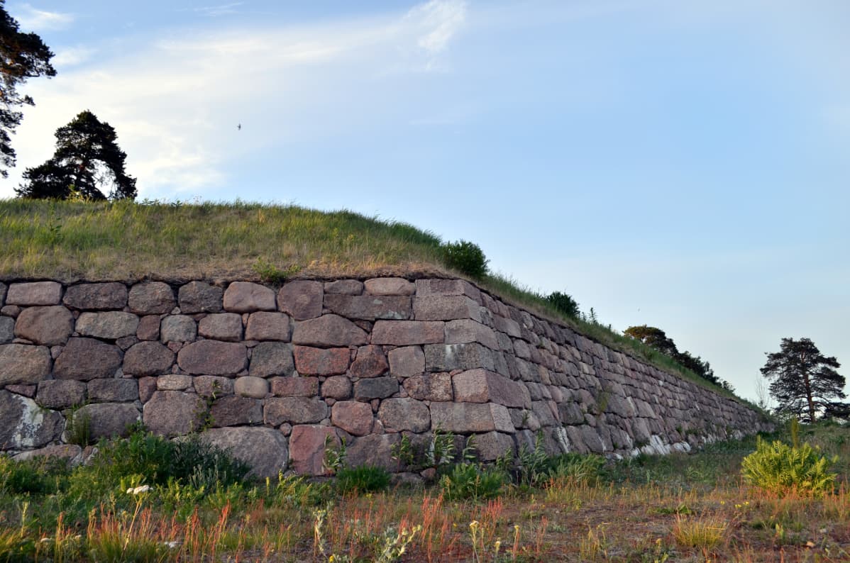 Kivimuuri.