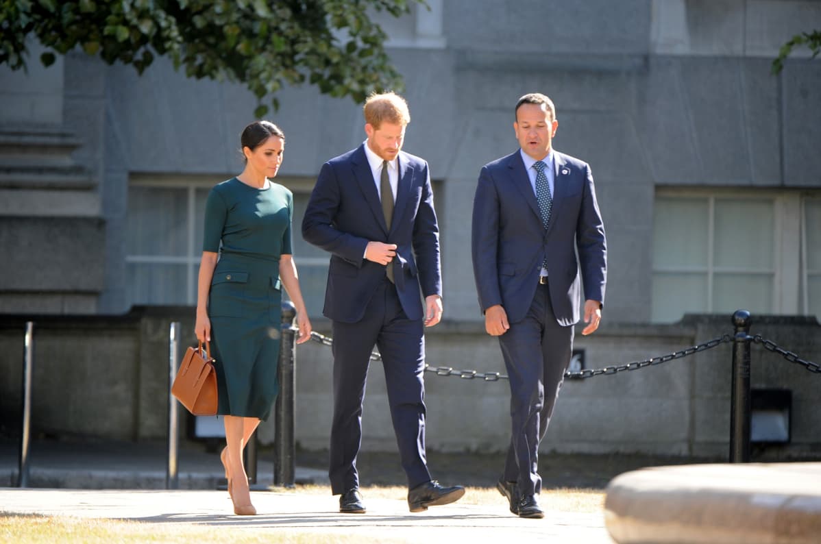 Sussexin herttua, prinssi Harry ja Sussexin herttuatar Meghan sekä Irlannin pääministeri Leo Varadkar Dublinissa.