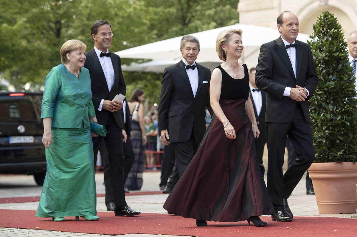 Angela Merkel saapumassa oopperajuhlille