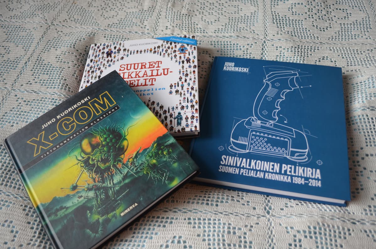 Pelialan tietokirjoja.