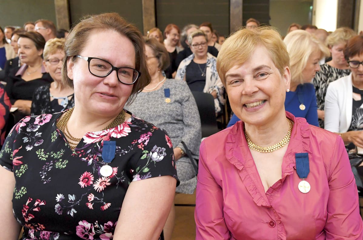 Palkitut äidit Sanna Heikkinen ja Pirjo Hartikainen Mannerheimin Lastensuojeluliiton valtakunnallisessa äitienpäiväjuhlassa