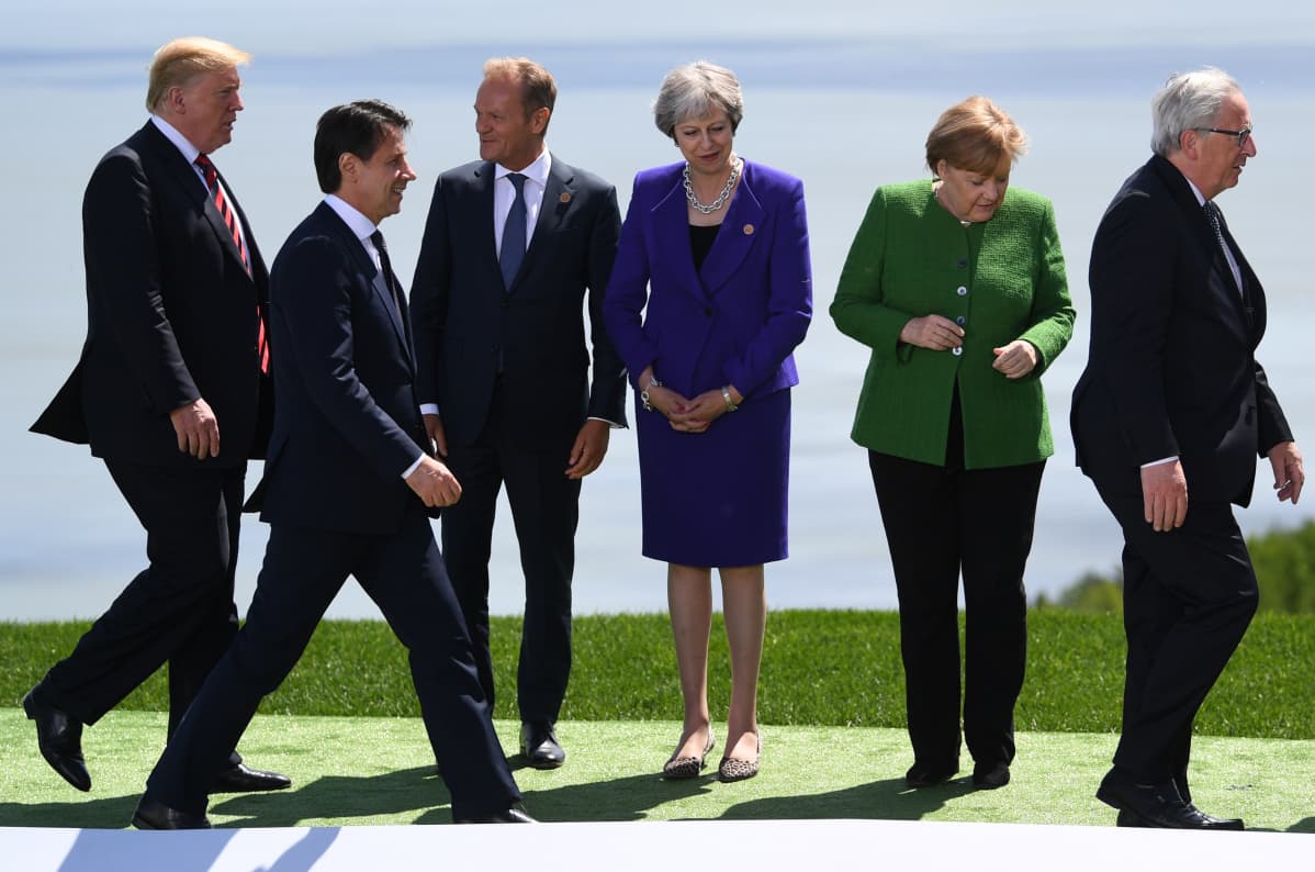 EU-johtajat ja Yhdysvaltain presidentti Donald Trump valmistautumassa viralliseen yhteiskuvaan Kanadan G7-kokouksessa. Kuva kesäkuulta 2018.