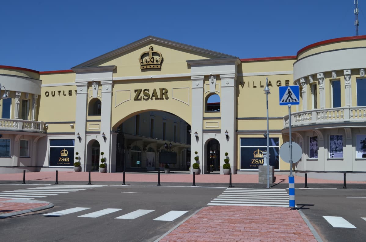 Zsar-outletostoskylän julkisivu.