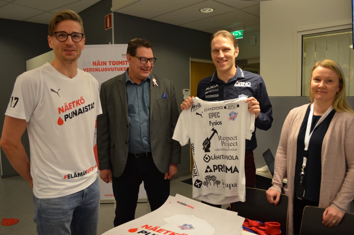 Mikko Kohonen, Petri Parviainen, Tommy Koponen ja Anu Keisala verenluovutuskampanjan lähtötunnelmissa.