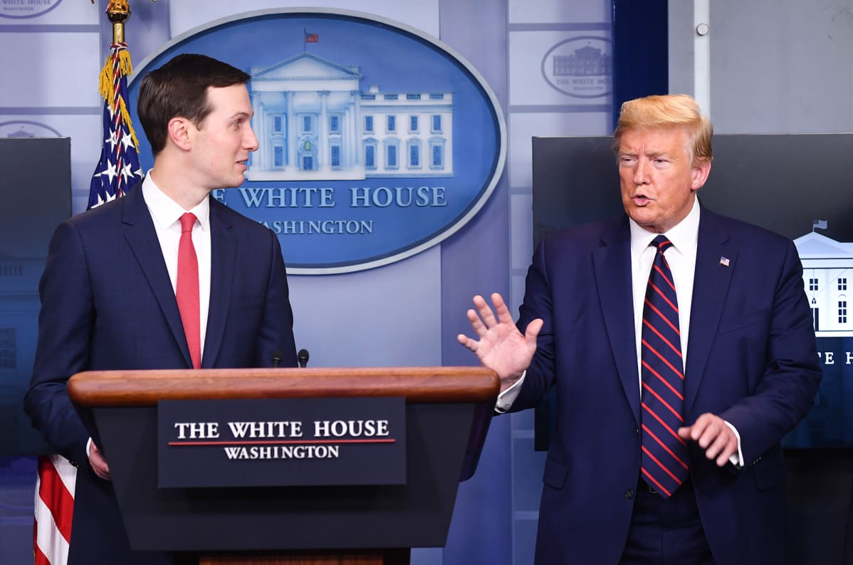 Jared Kushner ja Donald Trump lehdistötilaisuudessa 2. huhtikuuta.