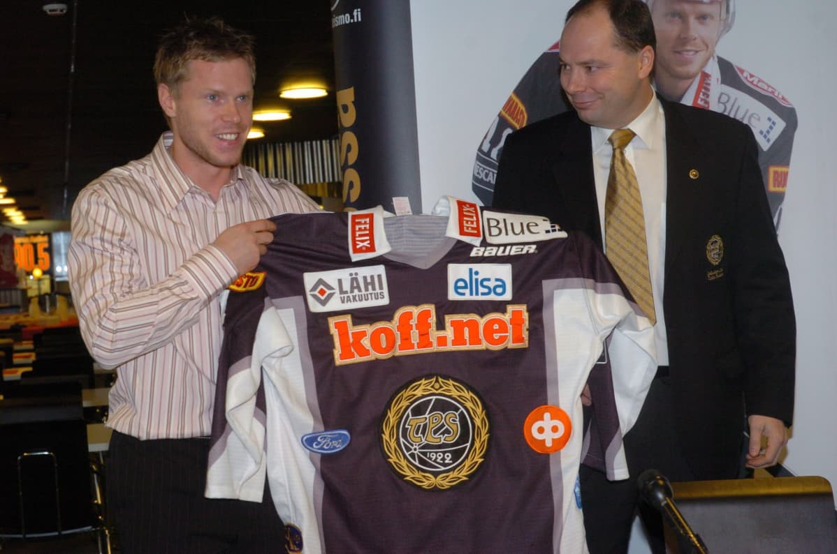 Saku Koivu palasi TPS:n paitaan NHL:n työsulkukaudella 2004-2005.