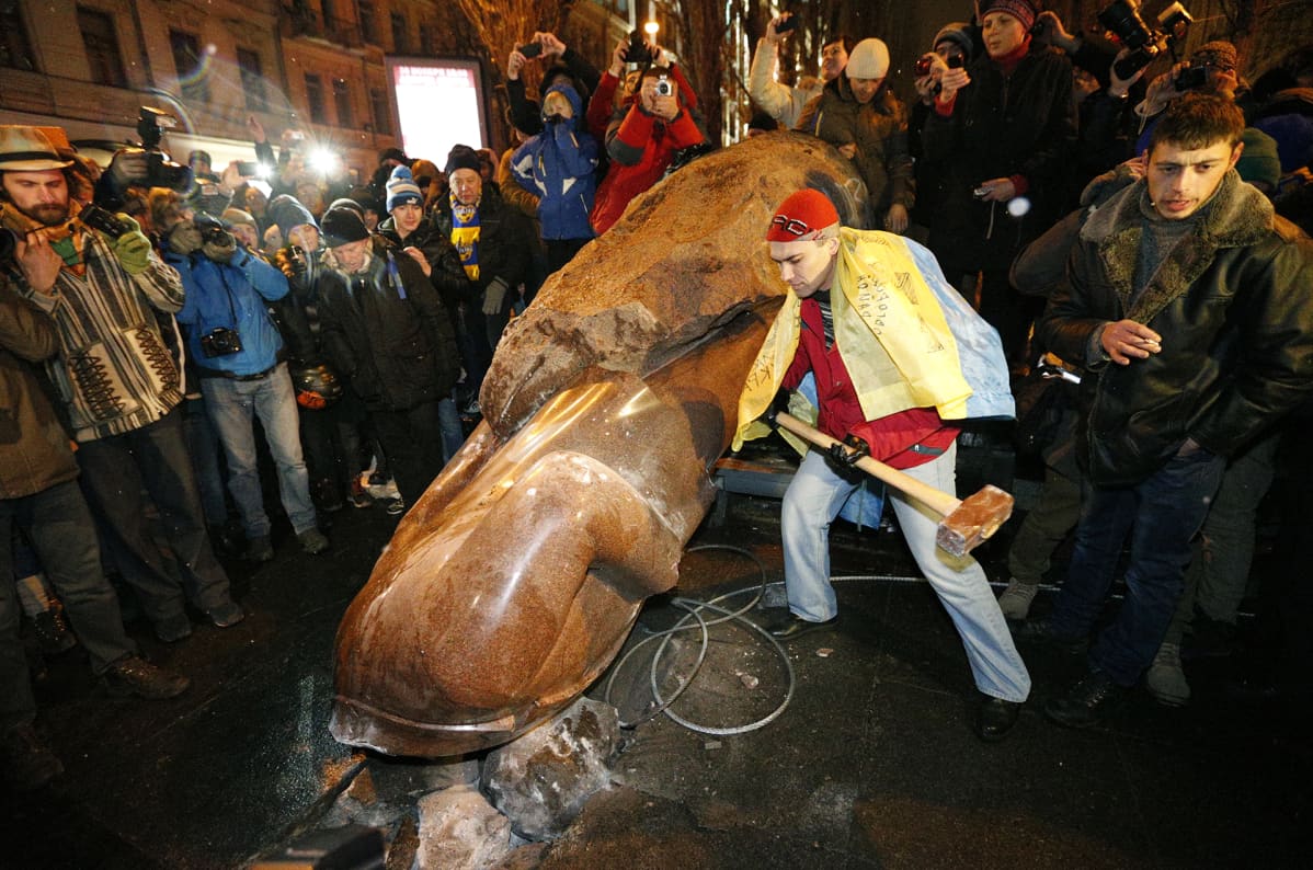 Leninin patsaan kaato Kievissä Ukrainassa 2013