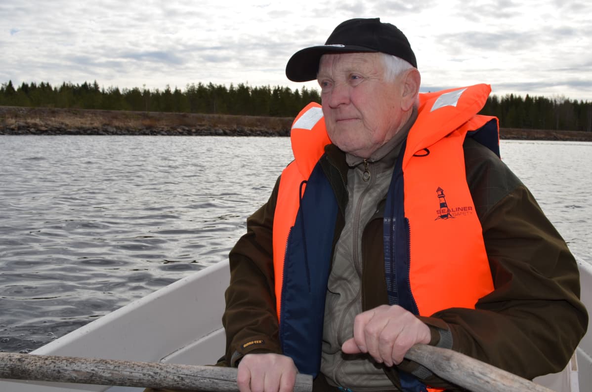 Kalastaja soutaa.