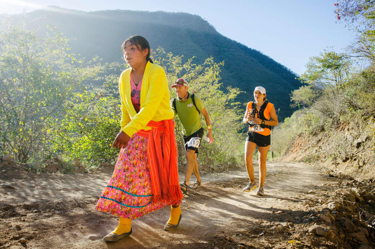 nainen ja miehiä Copper Canyon ultramaratonilla
