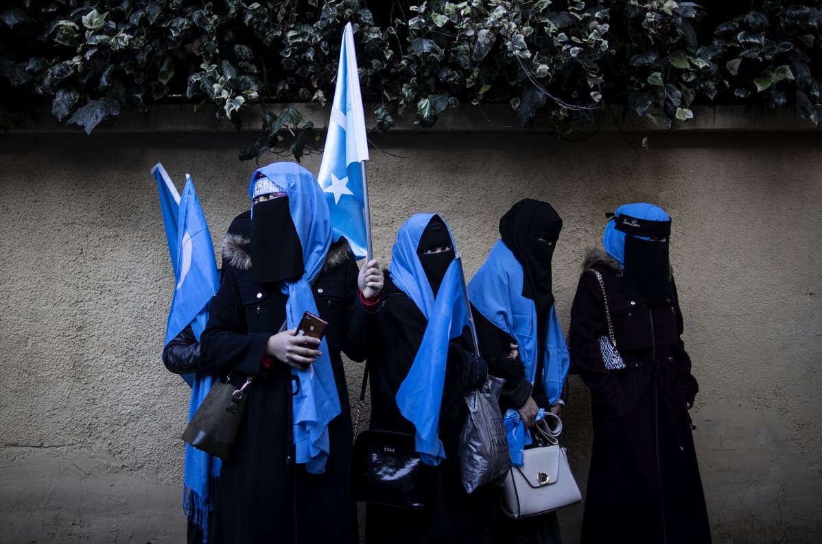 Kuvassa on protestoivia uiguurinaisia Turkissa joulukuussa 2019.