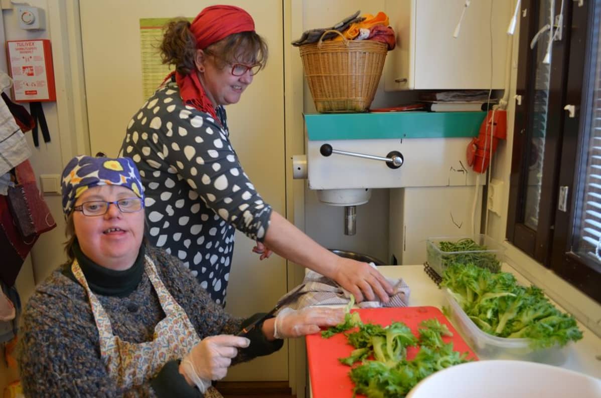 Maria-Terttu Ristilä kertoo olevansa salaattimestari. Sen on huomannut myös Koivukodin toiminnanjohtaja, Maria-Tertun sisko Anna Vairio.