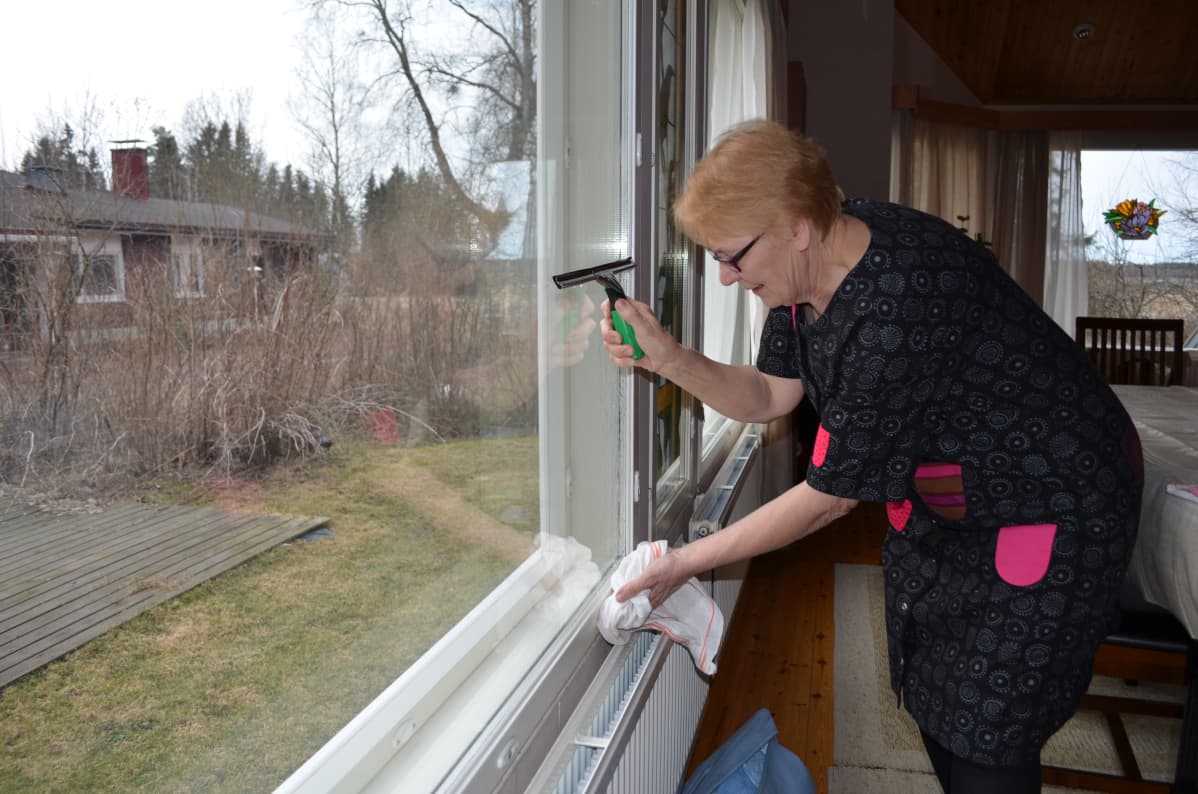 Aino Pajusto pesee mielellään ikkunat kerran-pari vuodessa, yleensä keväisin ja syksyisin.