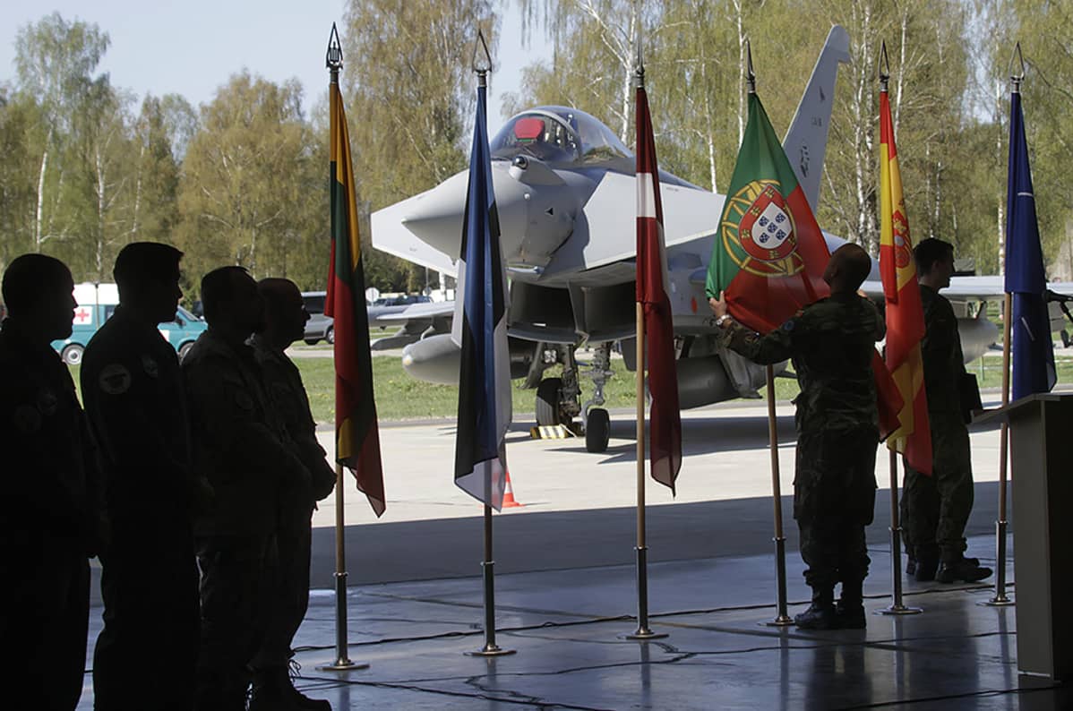 Portugalilaiset ottavat neljäksi kuukaudeksi vastuulleen Baltian maiden ilmavalvonnan Espanjalaisilta NATO-tehtävien vuoronvaihdossa. Taustalla espanjalainen Eurofighter Typhoon hävittäjä.