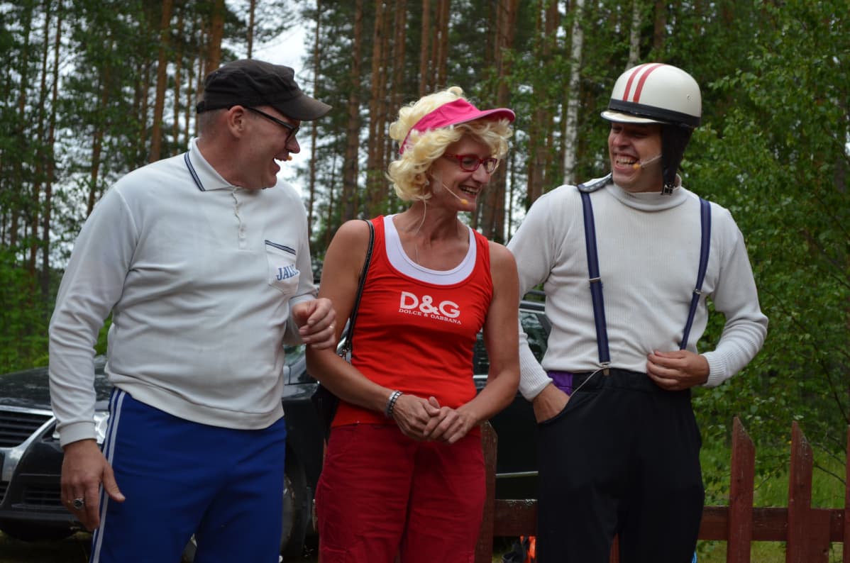Sipe (Pia Sillanterä) tietää, kuinka aikamiespojat Jartsa (Jukka Saarinen) ja Torsti (Janne Haanpää) viekoitellaan.