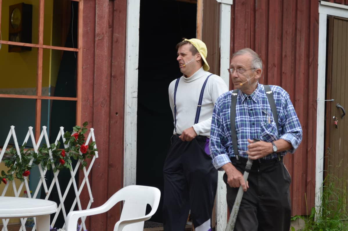 Pesäpallomailalle riittää käyttöä Fällyteatterin Rakkaat naapurit -näytelmässä. Tässä Ensio (Martti Palomäki) ja Torsti (Janne Haanpää) lähdössä pallottelemaan.