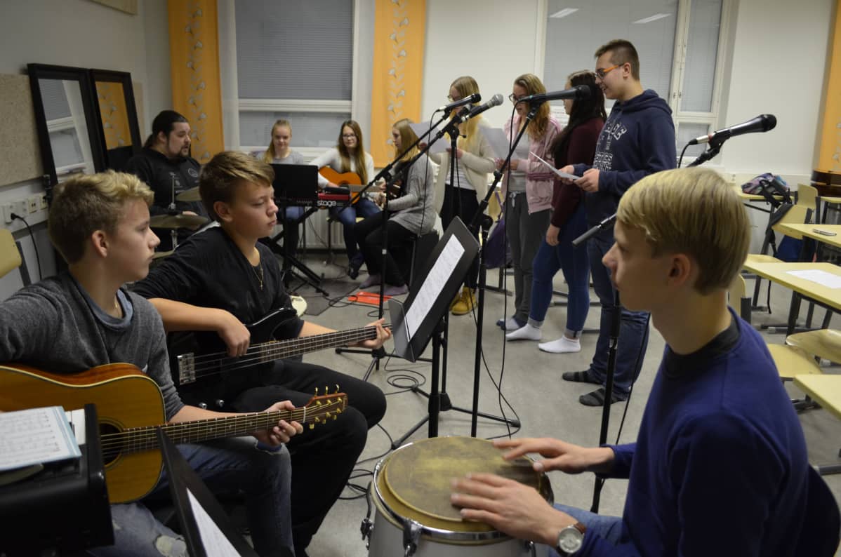 Yläkoulun yhdeksäsluokkalaisten musiikin valinnaisryhmä Hoosiannan kimpussa Kauhavalla.