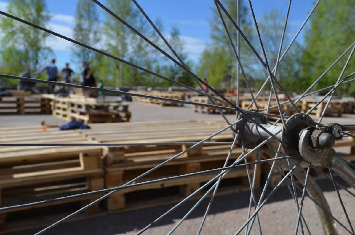 Joutomaa Festin tapahtuma-alueelle on roudattu trukkilavoja istumapaikoiksi.