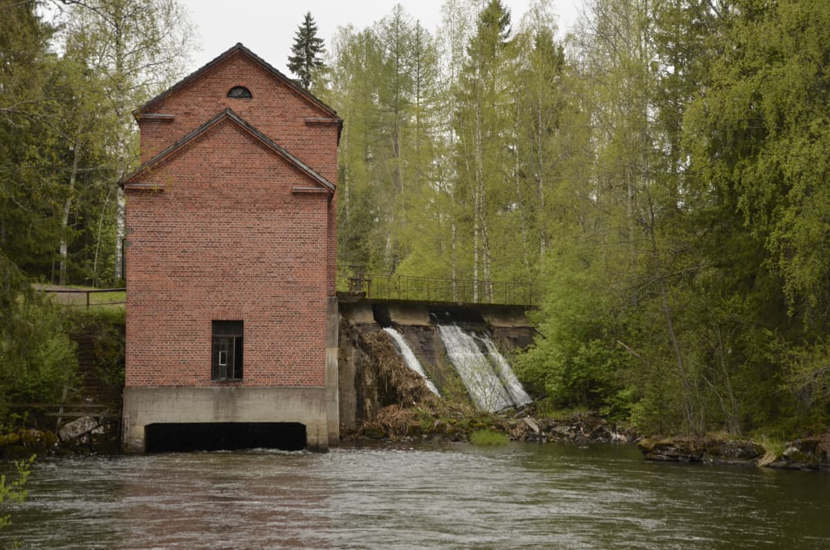 Kangaskosken voimalaitos alapuolelta kuvattuna.