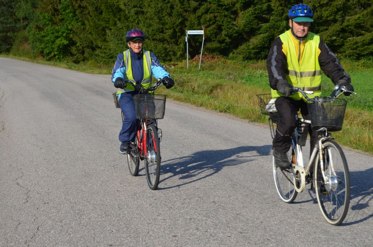 Huomioliivit ja kypärät kuuluvat ahkerien pyöräilijöiden vakiovarustuksiin.