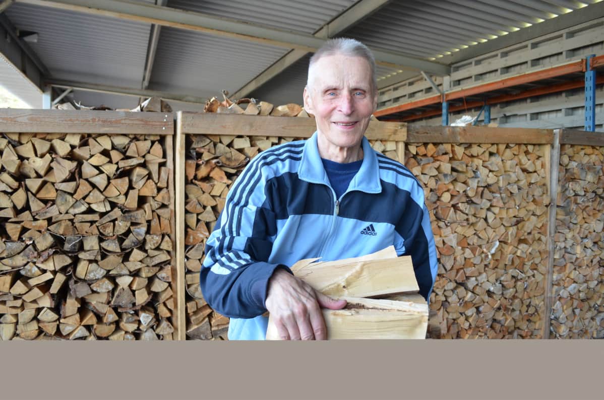 Kauppias Juhani Metsäranta pilkkoo edelleen puuklapeja myyntiin Minimani-ketjun marketteihin.