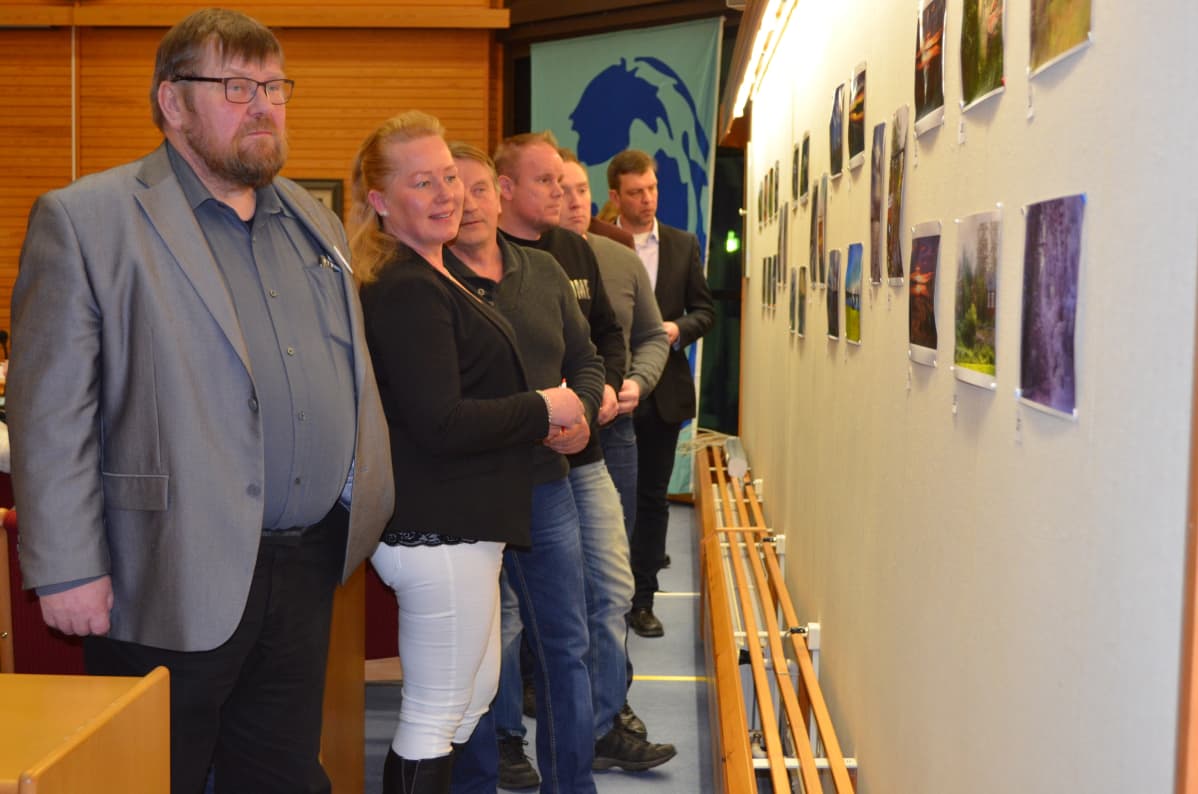 Evijärven valtuutetut pääsivät päätösten jälkeen tuomaroimaan valokuvakilpailua.