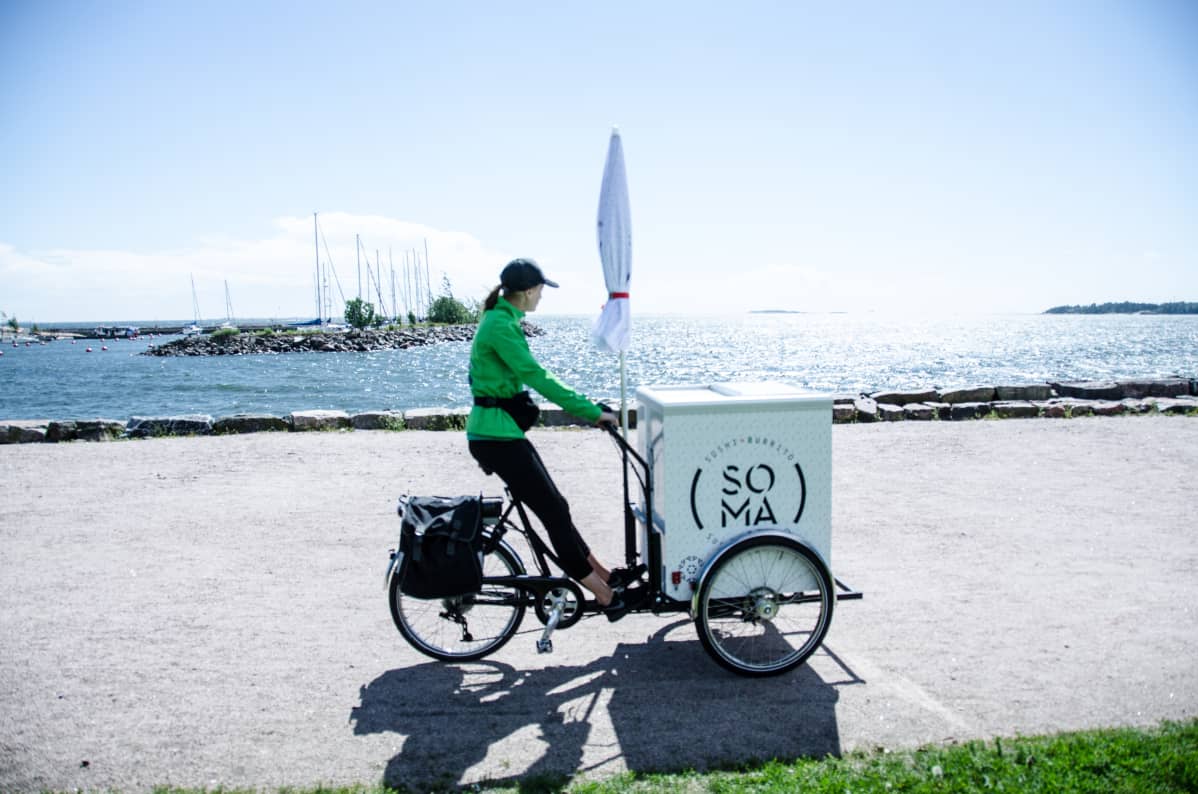 En kvinna på en cykel under sommaren 2016.