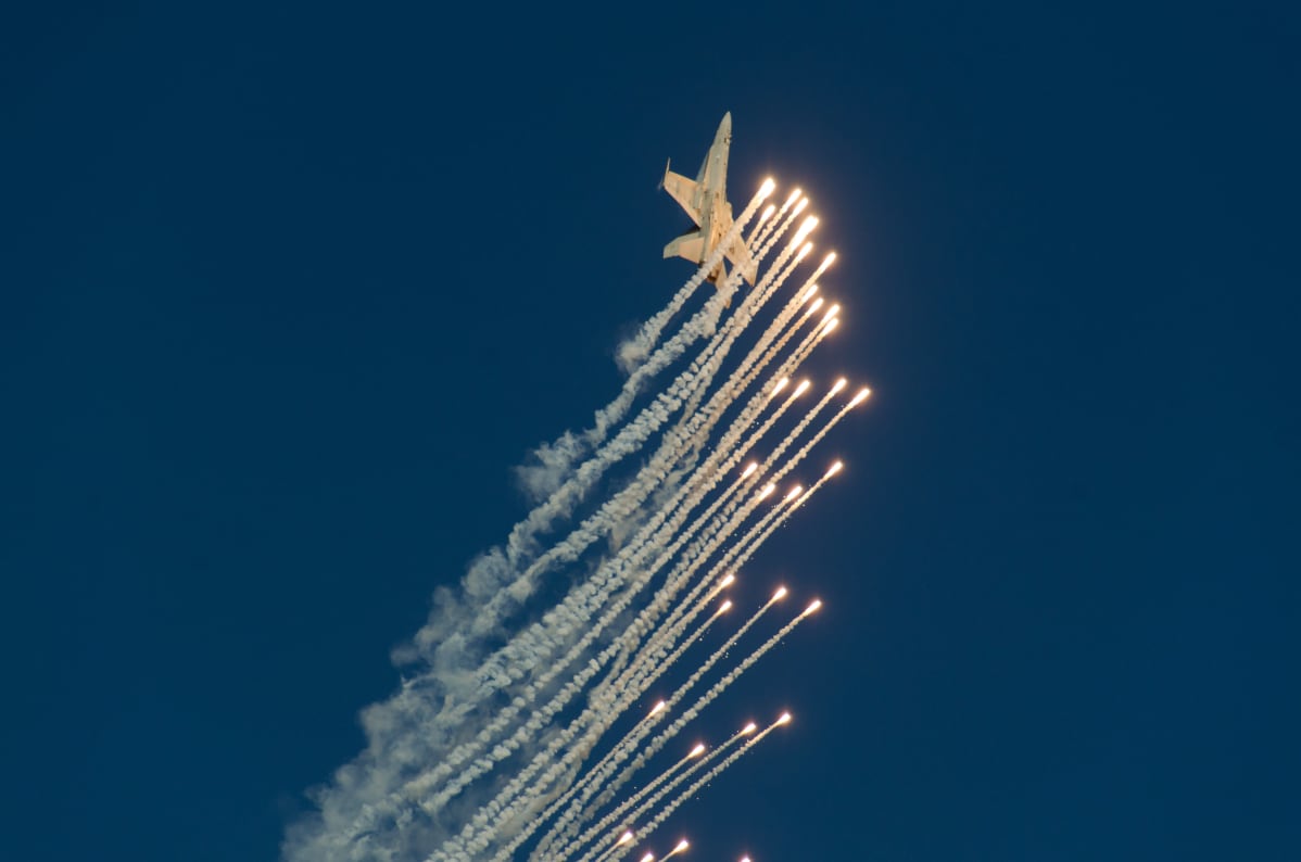 Suomen ilmavoimien F/A-18 hävittäjä lentonäytöksessä Helsingin yllä
