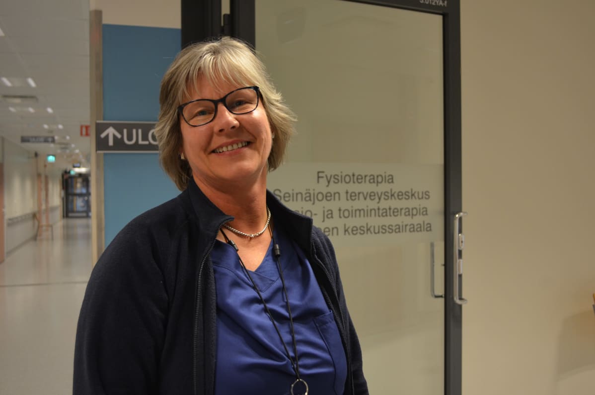 Fysioterapeutti Heljä Peltola Seinäjoen keskussairaalan käytävillä.