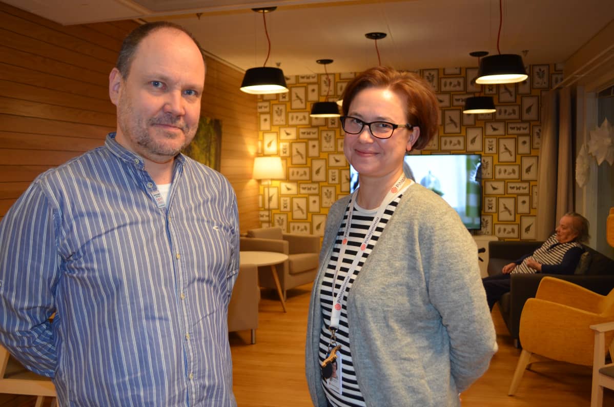 Tero Järvinen ja Johanna Haapa-aho tehostetun palveluasumisen yksikössä Pihlajakalliossa.