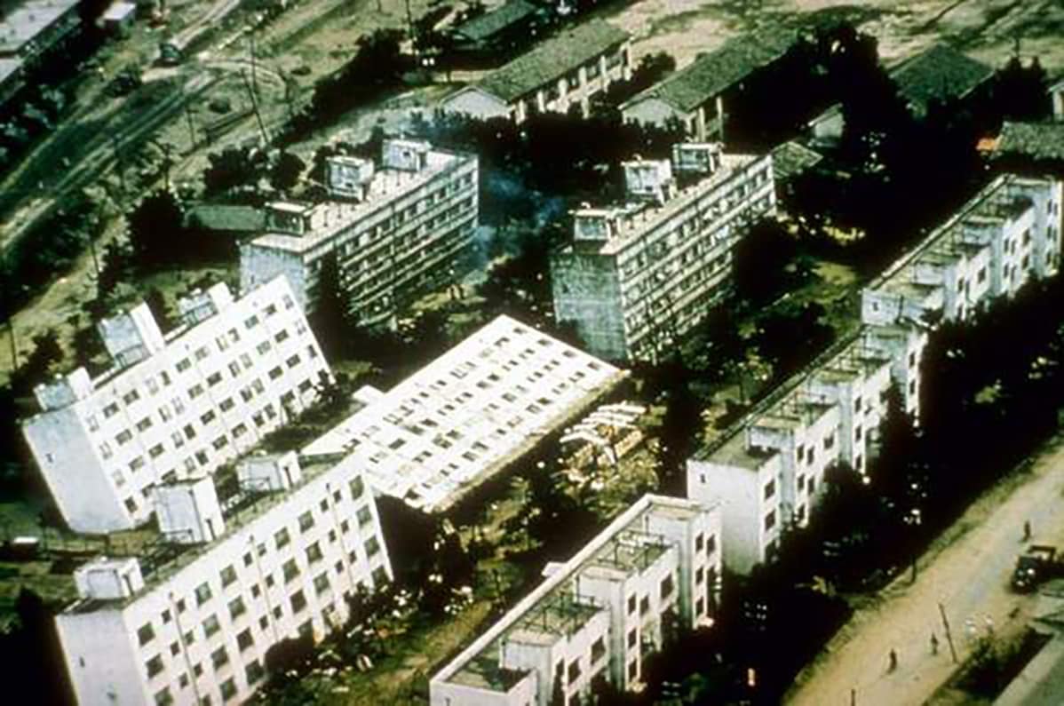 Maanjäristys Niigatassa Japanissa kesäkuussa 1964 kaatoi kokonaisia kerrostaloja.
