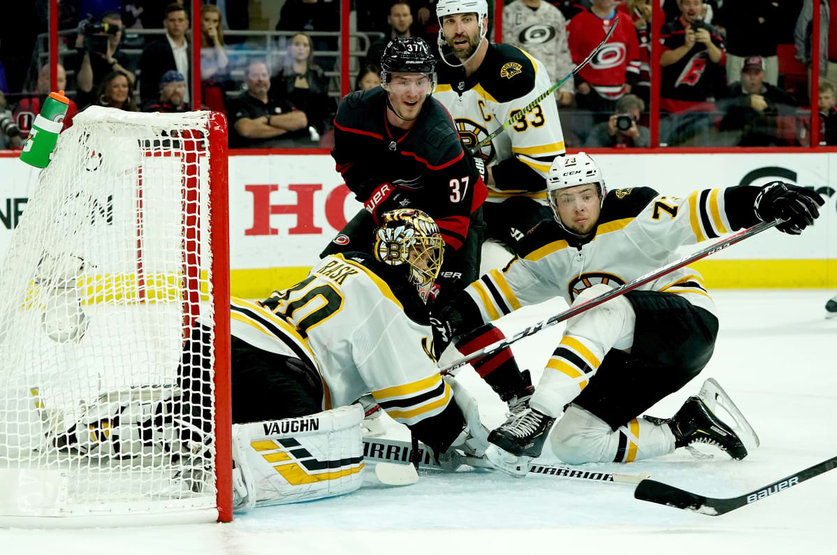 Tuukka Rask torjuu Bostonin maalilla.