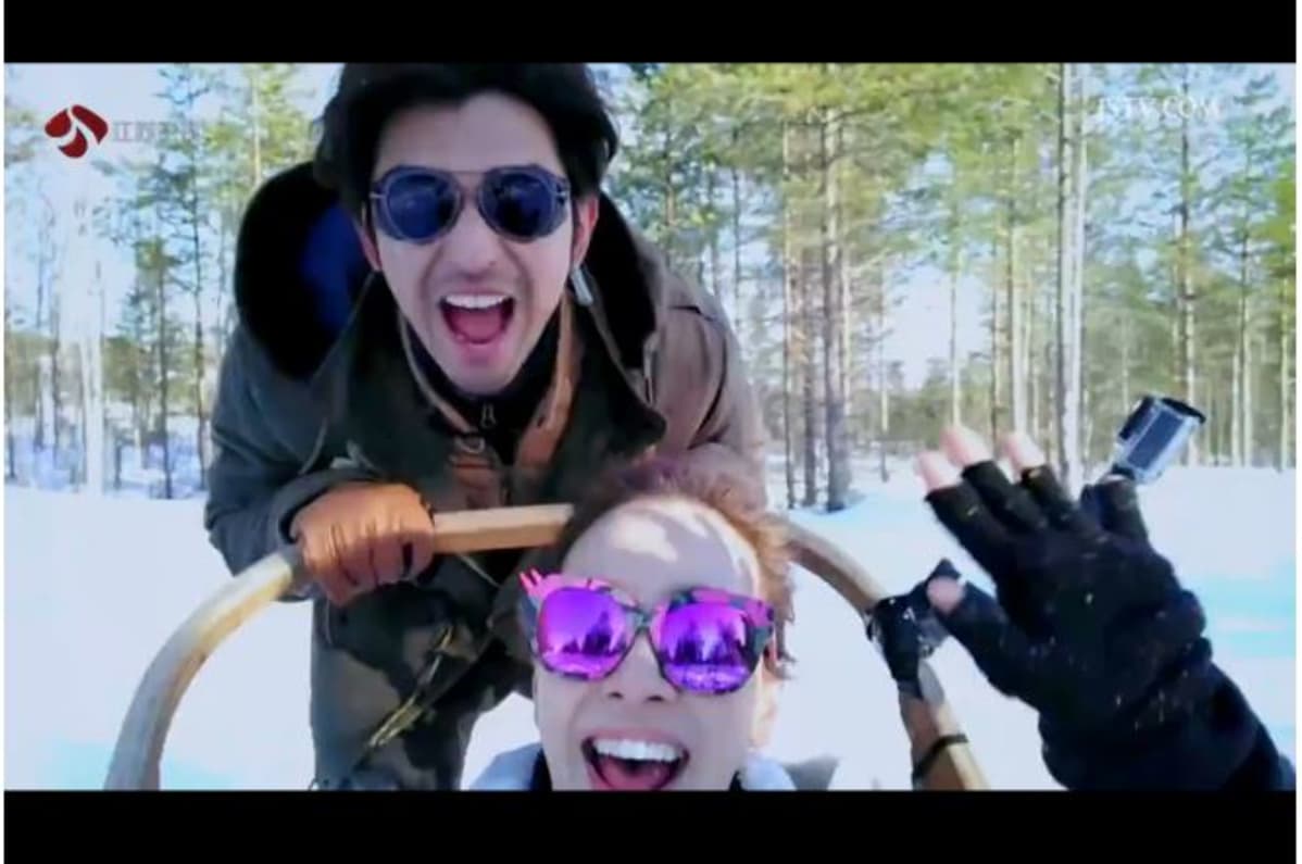 Taiwanilainen miesnäyttelijä Chen Bolin ja eteläkorealainen naisnäyttelijä Song Ji Hyo pääsivät Lapissa huskyajelulle.