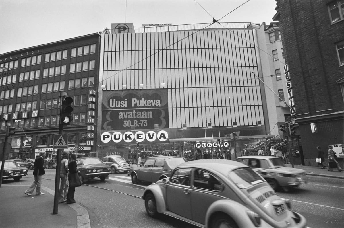 Kaisaniemen kurvi vuodelta 1973. Pukevan uudistuneen tavaratalon julkisivu Kaisaniemenkadun suunnalta kuvattuna.