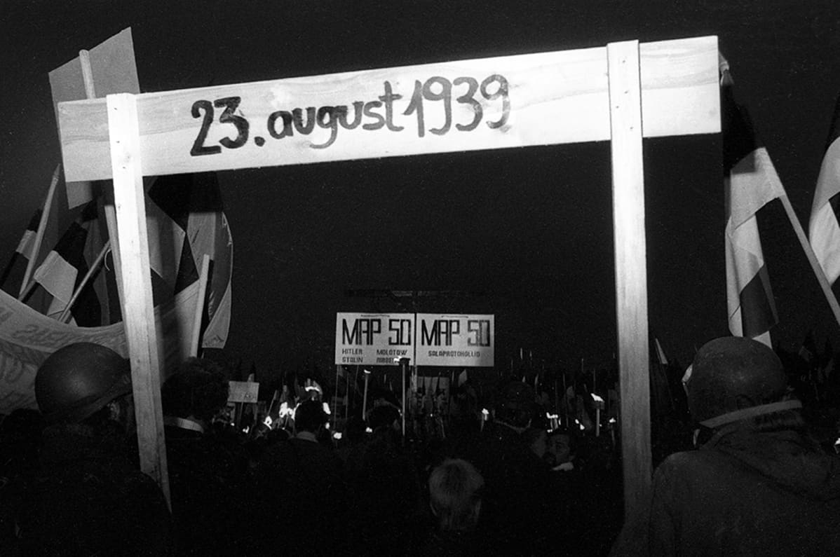 Arkistokuva virolaisten, latvialaisten ja liettualaisten muodostamasta ihmisketjusta 23. elokuuta 1989.