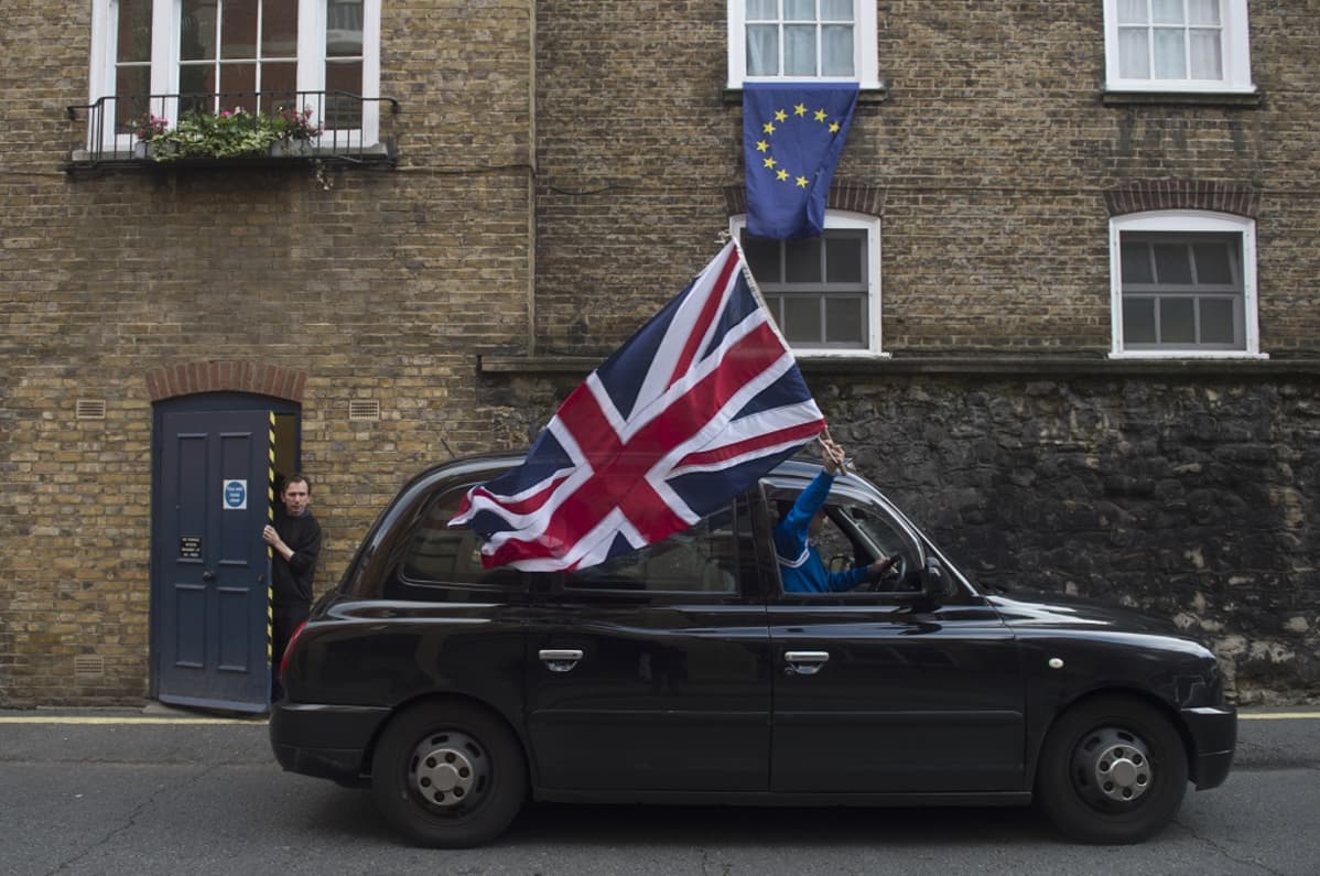 Lontoolaistaksi liehuttaa Britannian lippua kansanäänestyksen ratkettua EU-eroa puoltavien hyväksi.