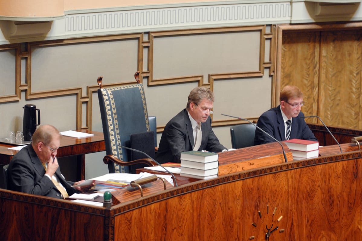 Eduskunnan pääsihteeri Seppo Tiitinen, eduskunnan puhemies Sauli Niinistö ja eduskunnan lainsäädäntöjohtaja Keijo Koivukangas eduskunnan täysistunnossa 9. syyskuuta 2008.