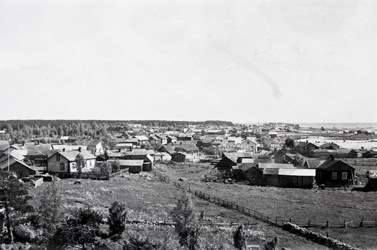 Seiskarin Lounatkylä kuvattuna kirkon tornista, Suomenlahden ulkosaaret.