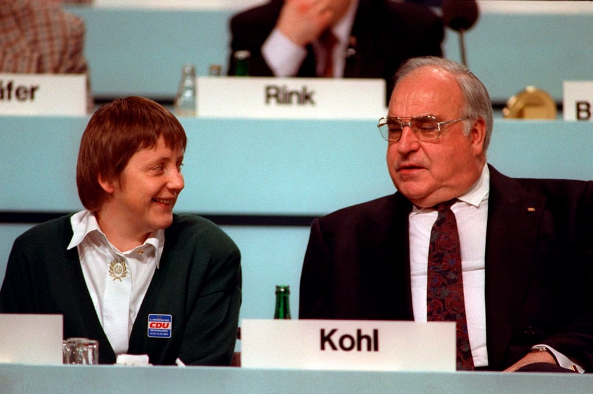 Angela Merkel ja Helmut Kohl puolilähikuvassa, Merkel hymyilee.