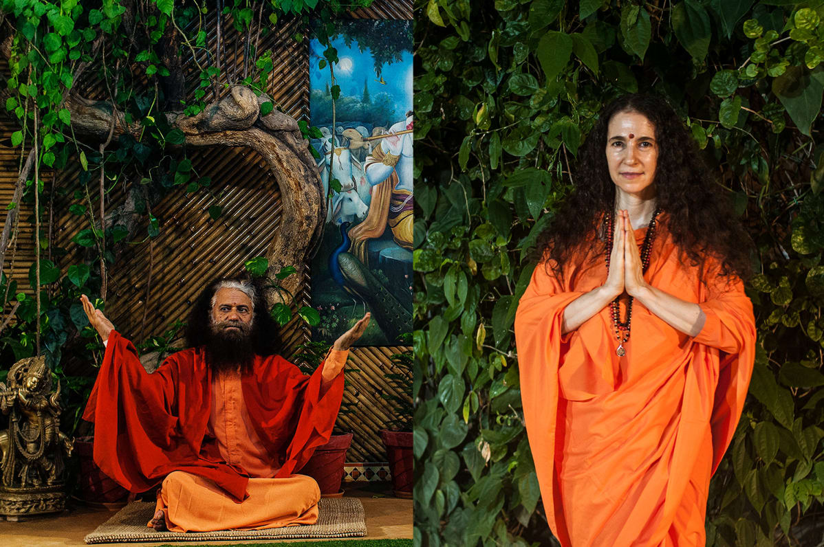 Parmarth Niketan Ashramin gurut Pujya Chitanand Saraswati Swamiji ja amerikkalaislähtöinen Sadhvi Bhagawati Saraswatiji.