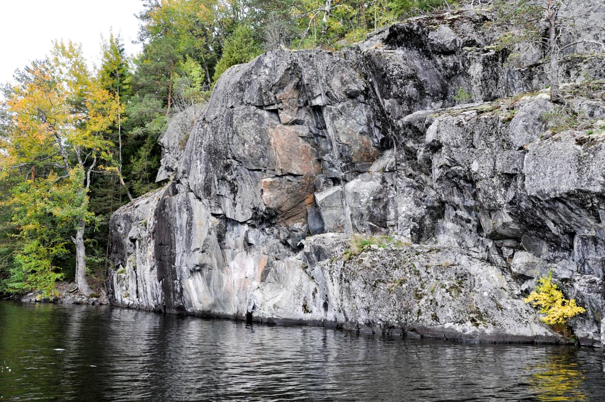 järvestä nouseva kallio