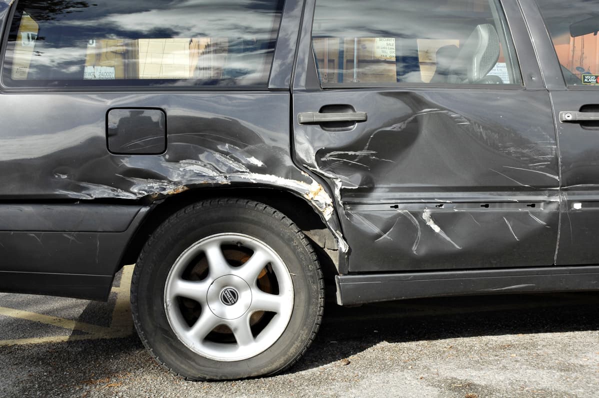 Kolhittu auto parkkipaikalla