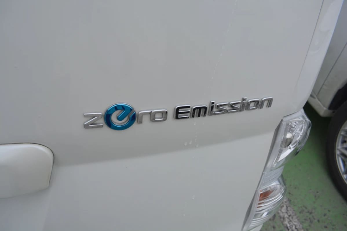 Nissanin sähköauton tunnistaa muun muassa zero emission -merkistä.