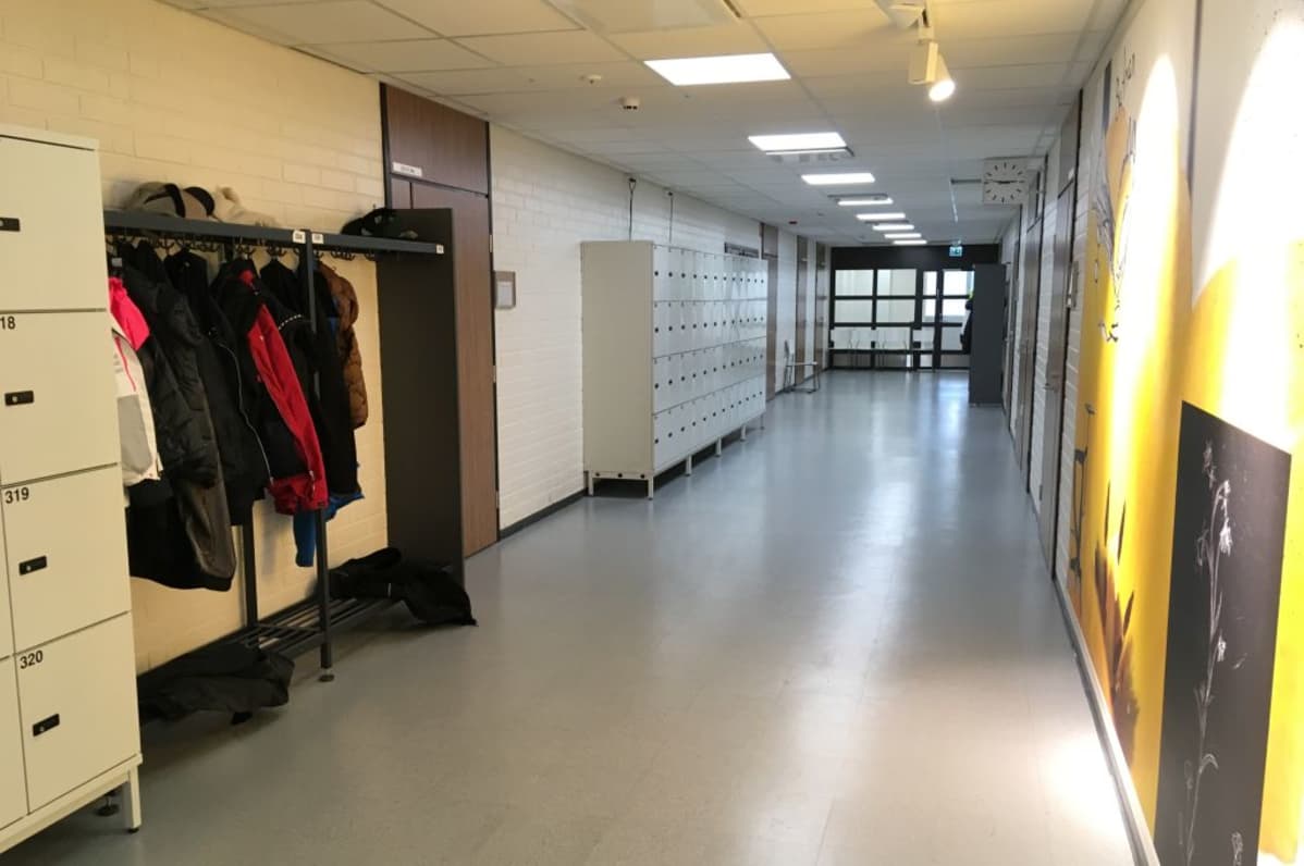 Länsi-Porin koulun käytävä päivänä, jolloin koulua vastaan tehtiin uhkaus Tor-verkossa eli 2.5.2019.