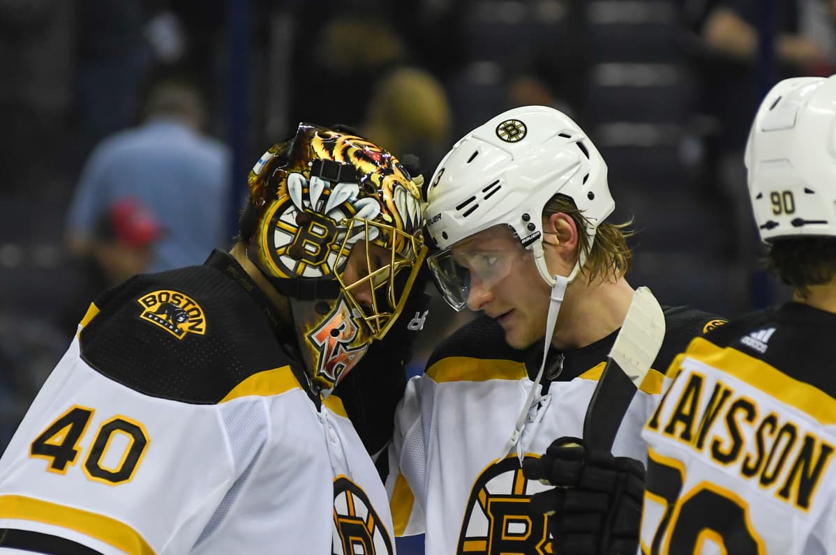 Tuukka Raskia onnitellaan pelin jälkeen.