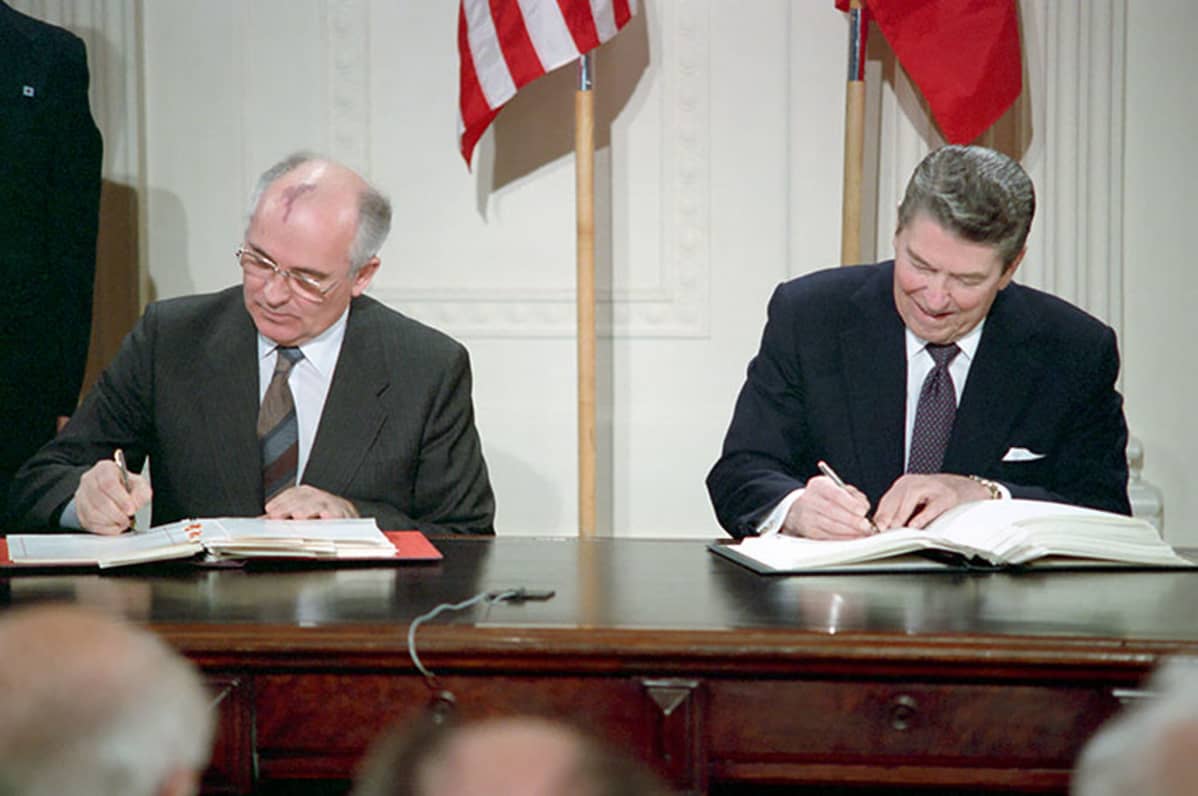 Neuvostoliiton Mihail Gorbatshov ja Yhdysvaltojen Ronald Reagan allekirjoittivat INF-sopimusken 8. joulukuuta 1987 Valkoisessa talossa.