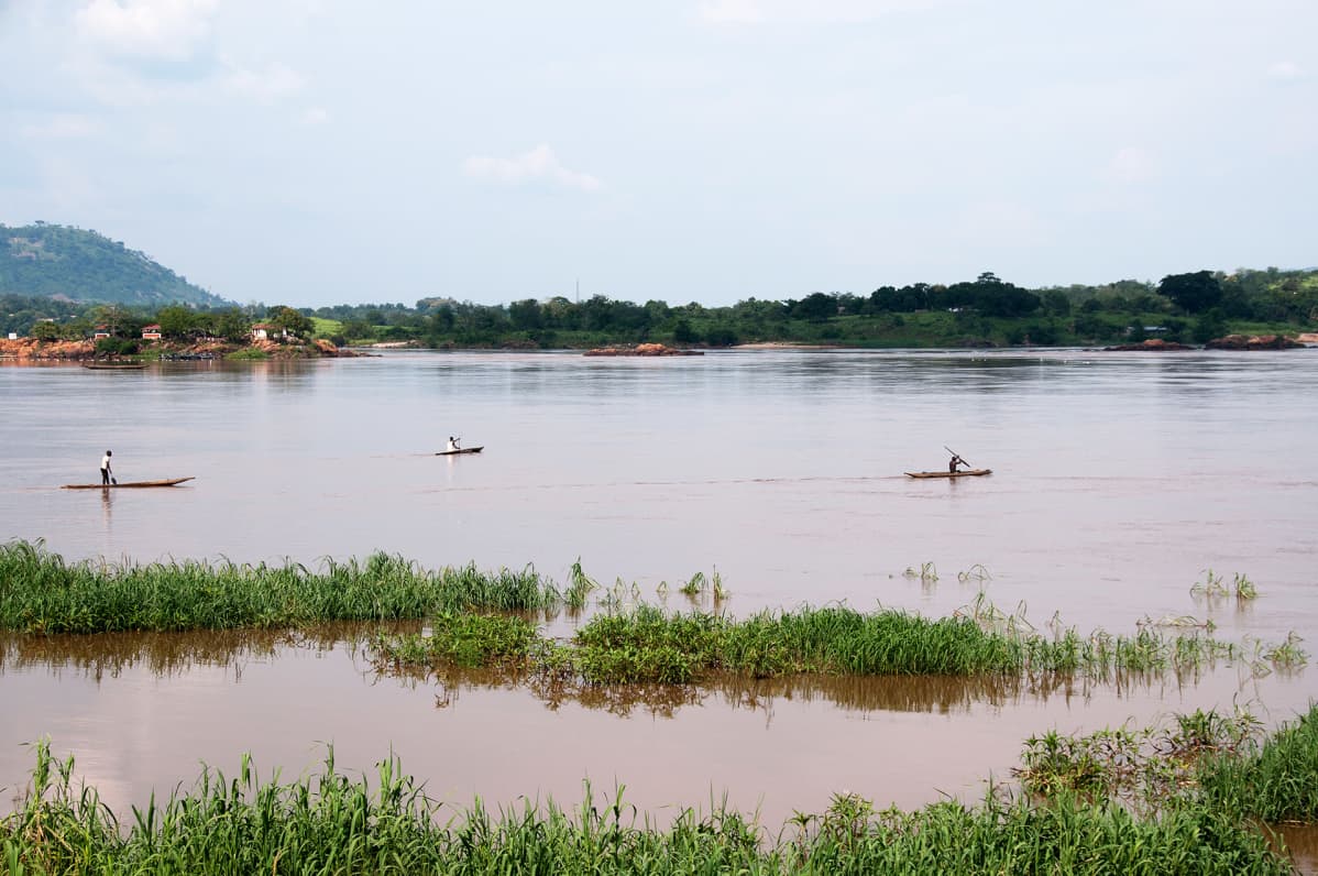 Kalastajia Ubangi-joella Keski-Afrikan tasavallassa.