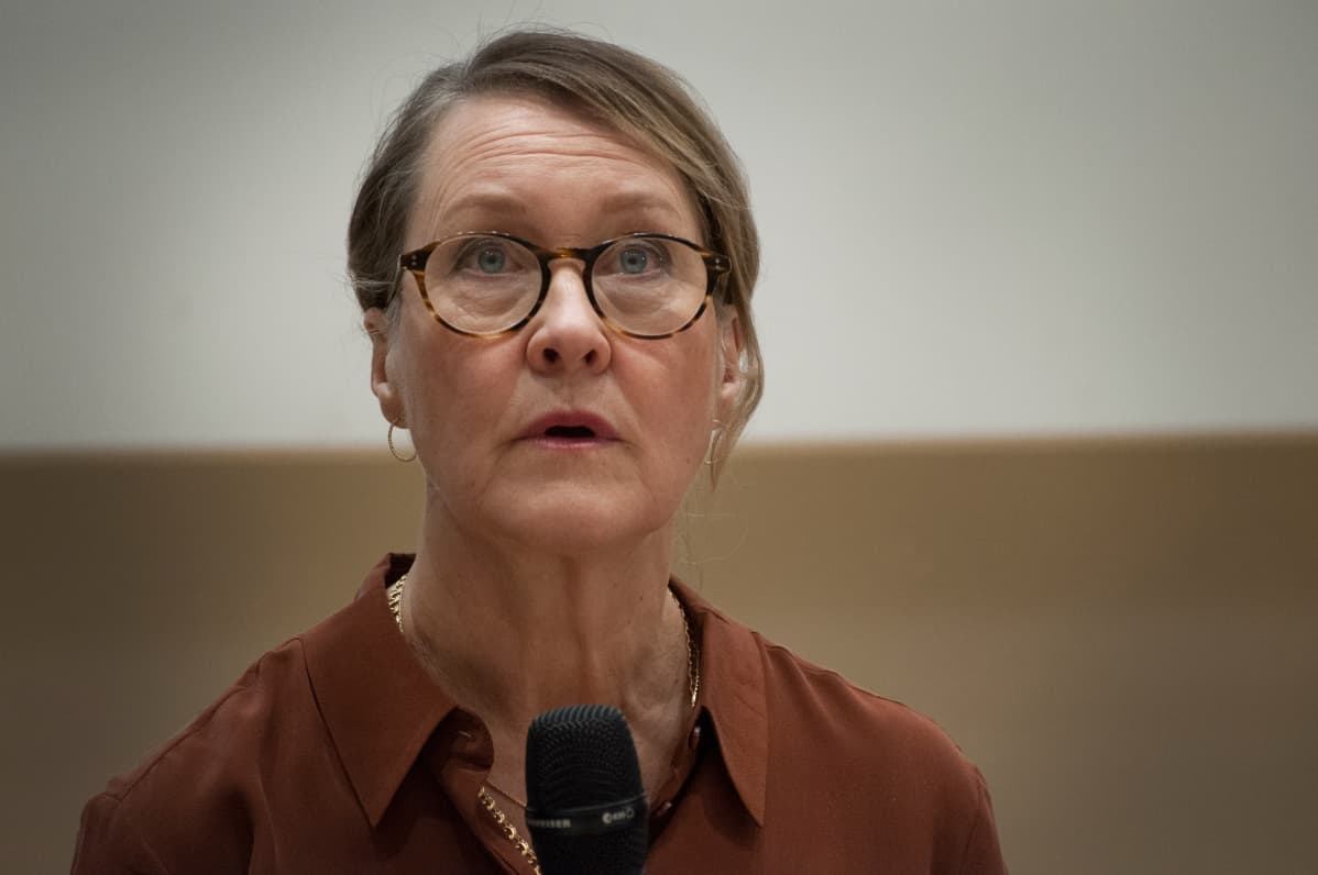 Ulla Heikkilän ja Saara Särmän elokuvassa Let Her Speak tutkijanainen (Cecilia Nilsson) ei saa omaa alaansa käsittelevässä paneelissa suunvuoroa.
