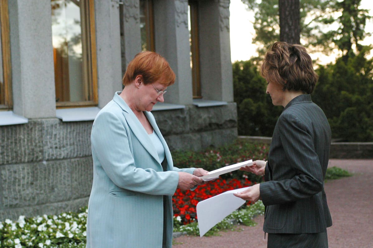 Anneli Jäätteenmäki jättää eroanomuksensa Tarja Haloselle Kultarannassa 2003.